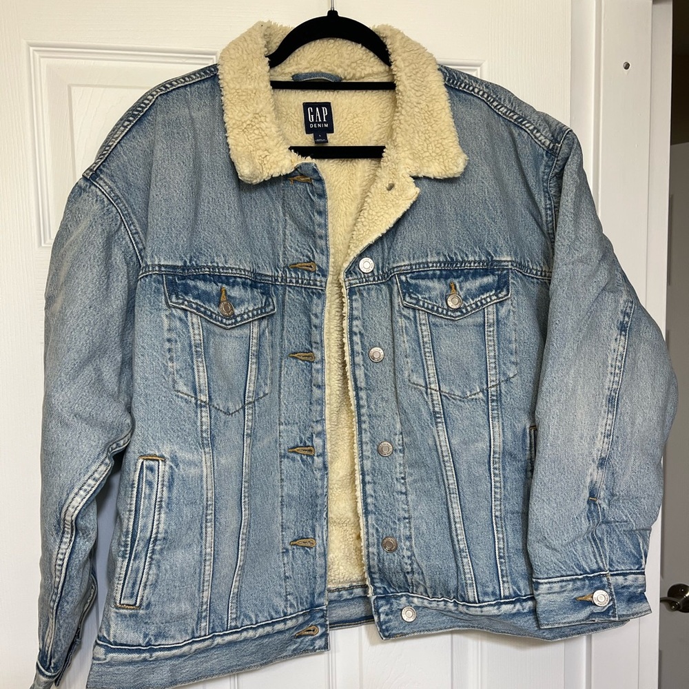 NEVER WORN Gap fleece-lined denim jacket